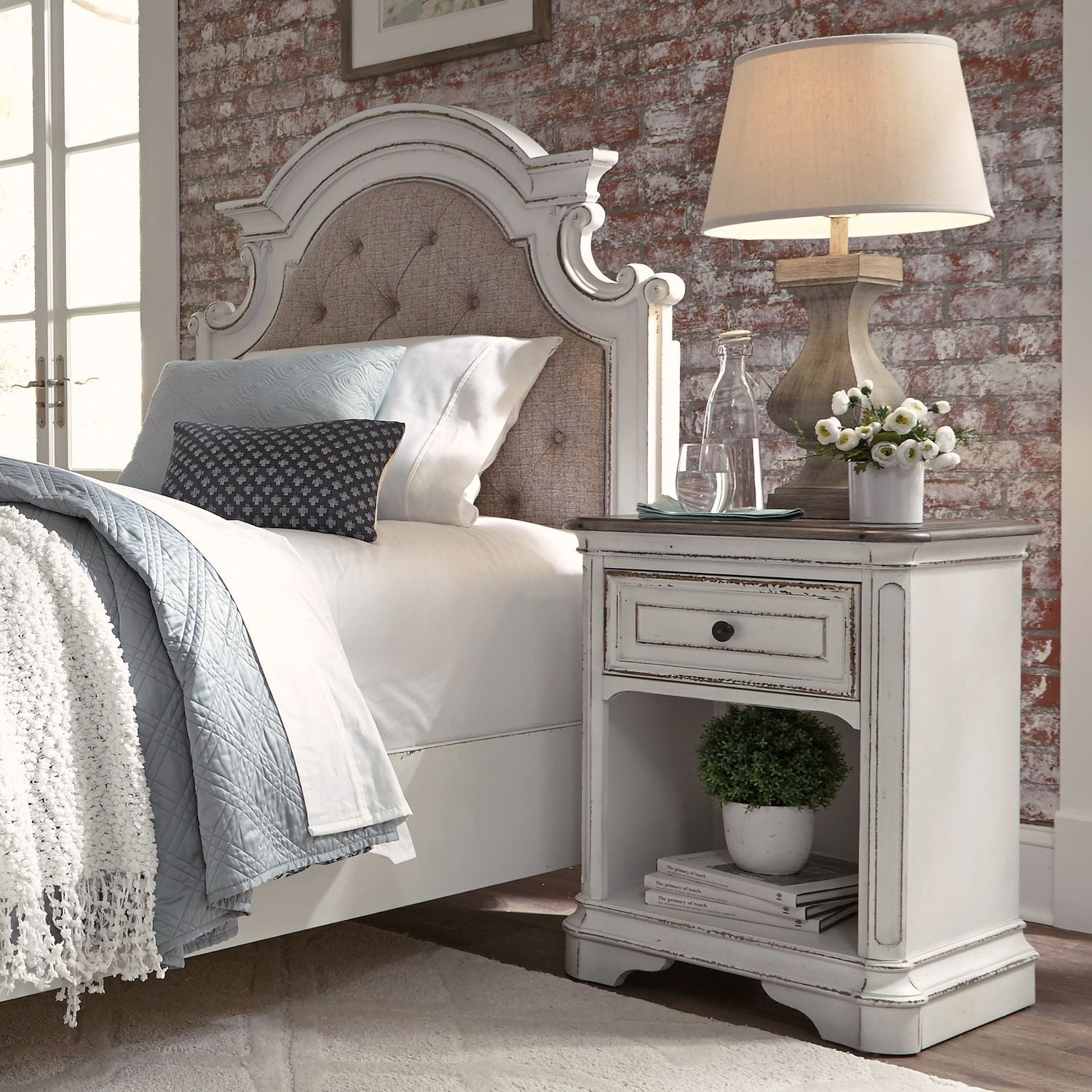Magnolia Manor - 1 Drawer Nightstand - White