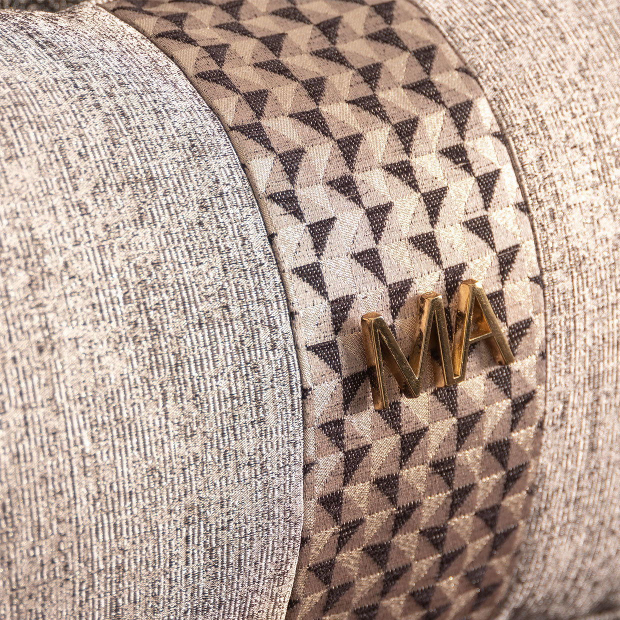 Lisbon Loveseat - Onyx/Gold