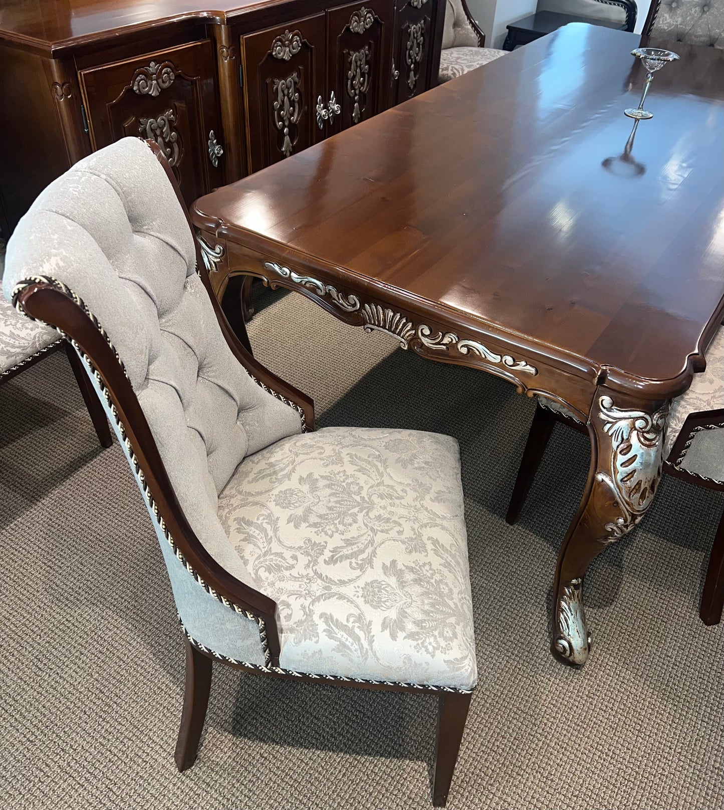 Classical Virginia Table and 6 Chair Set