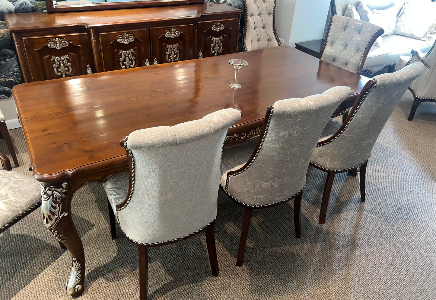 Classical Virginia Table and 6 Chair Set