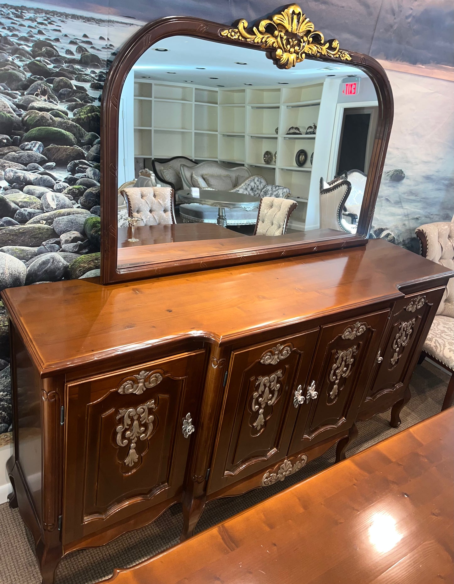 Classical Virginia Table and 6 Chair Set